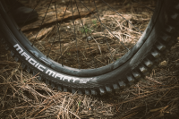 Schwalbe Pneu Magic Mary 27.5x2.40 SuperGravity Addix Soft TL-Easy black
